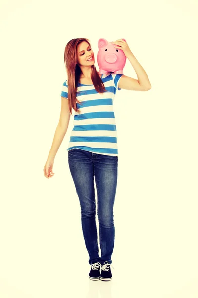 Gelukkig tiener vrouw holding piggybank — Stockfoto