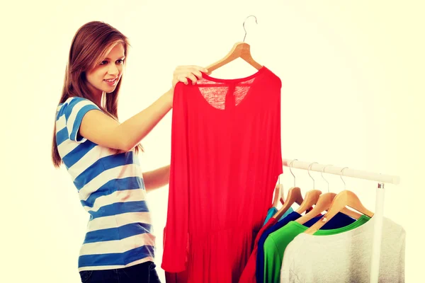 Tonårskvinna tänker vad man ska klä — Stockfoto