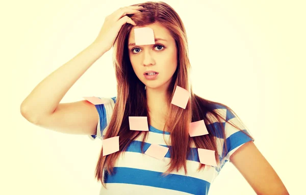 Teenage vrouw bedekt met post-it notities — Stockfoto