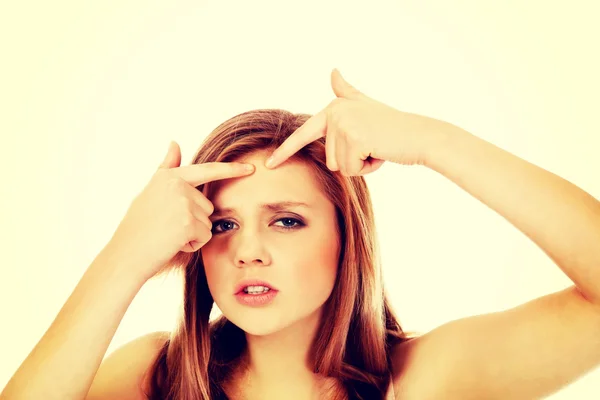 Adolescente enojado mujer poping grano — Foto de Stock