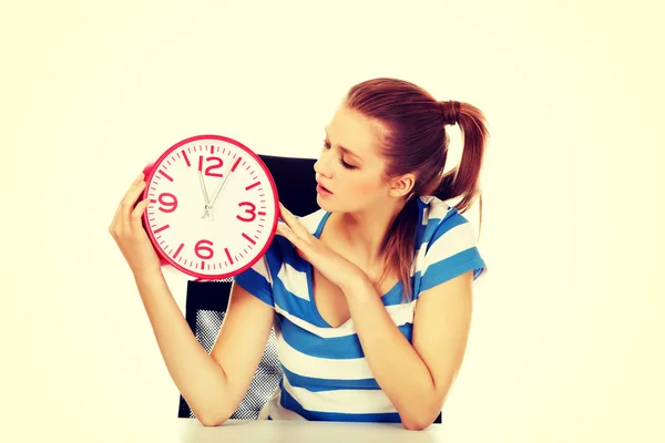 Dospívající žena při pohledu na hodiny — Stock fotografie