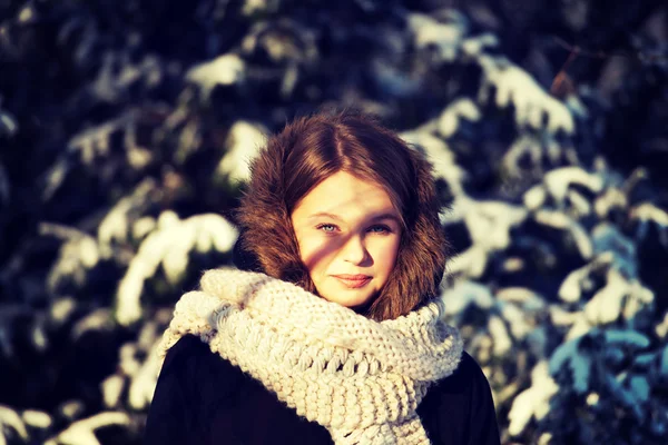 Jovem mulher ao ar livre no inverno — Fotografia de Stock
