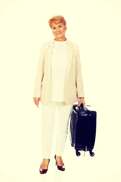 여행 가방을 든 나이든 여성을 웃어라 — 스톡 사진