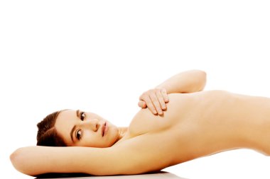 Güzel, çıplak, zayıf kadın yerde yatıyor.