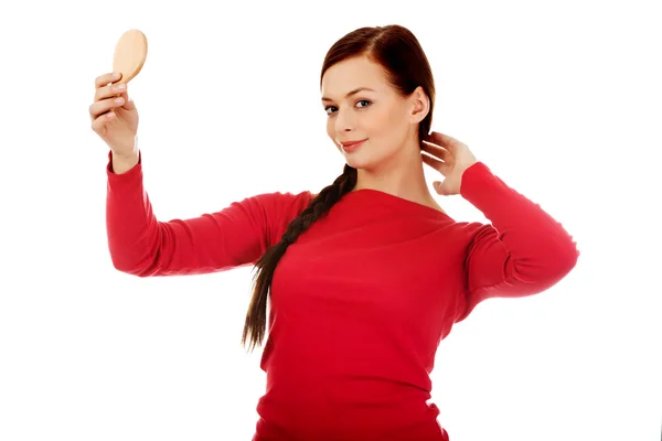 Jeune belle femme regardant dans un miroir — Photo