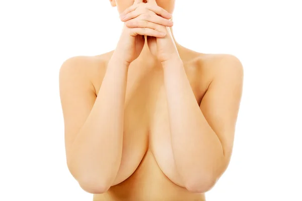 苗条的裸体女人，覆盖她的乳房 — 图库照片