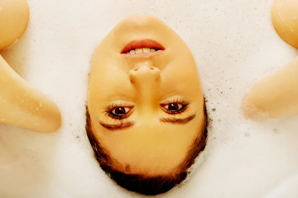 Jonge vrouw wassen haar in bad — Stockfoto