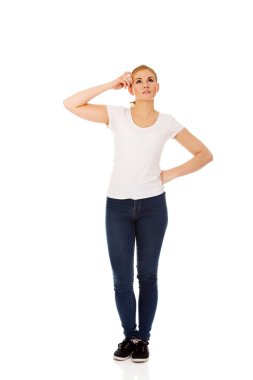 Dalgın genç kadın başını tırmalamak