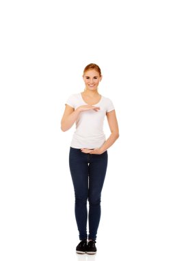 Eller arasında bir şey tutan genç kadın