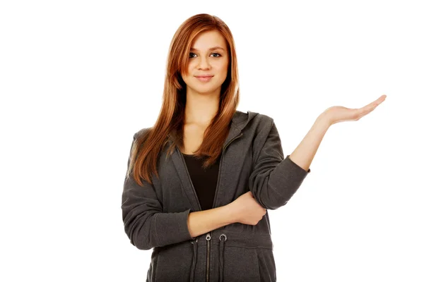 Mulher adolescente apresentando algo na palma da mão aberta — Fotografia de Stock