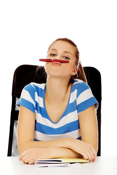 Забавная девушка-подросток делает усы из ручки — стоковое фото