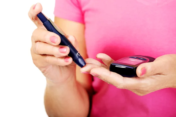 Senior woman with glucometer checking blood sugar level — Stock Photo, Image