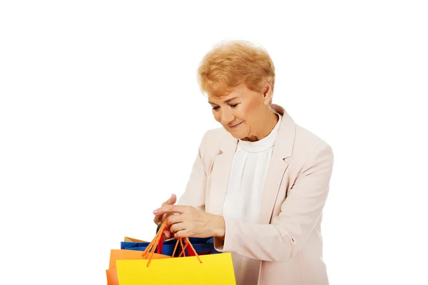 Happy business woman holging shopping bags — Stock Photo, Image