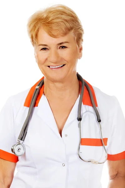 Glimlach oudere vrouwelijke arts met de stethoscoop — Stockfoto