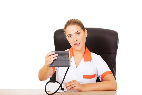 Giovane medico o infermiere donna con manometro — Foto Stock