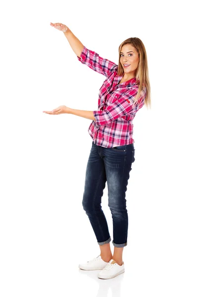 Mladá žena drží něco mezi dlaněmi — Stock fotografie