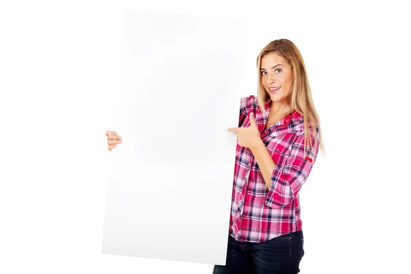Giovane donna allegra tenendo banner vuoto — Foto Stock