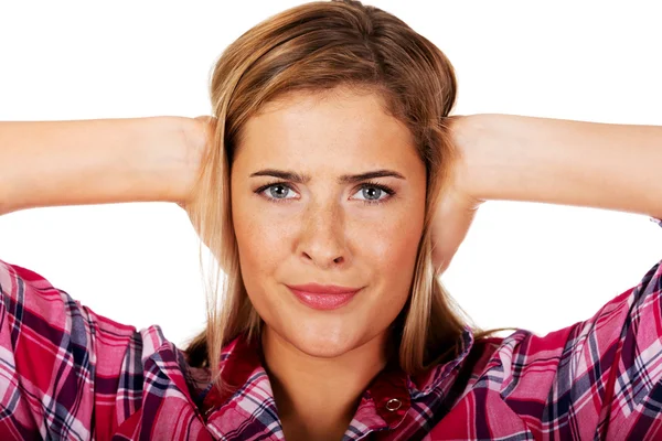 Mladá žena, pokrývající její uši. Slyšet, ne zlo koncept — Stock fotografie
