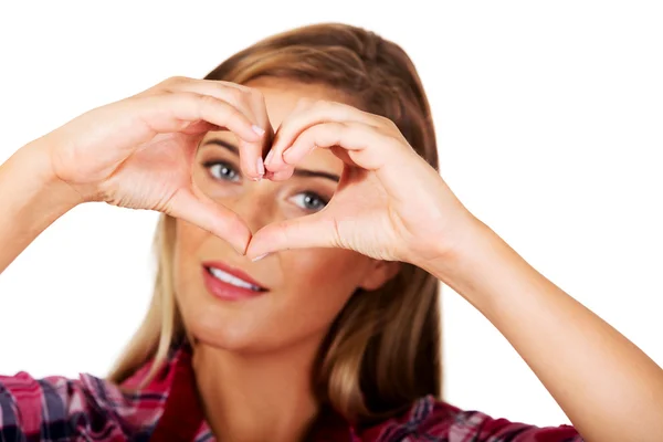 Junge Frau macht eine Herz-Hand-Geste — Stockfoto