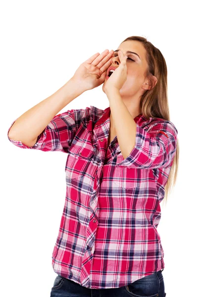 Mujer gritando usando sus manos como megáfono — Foto de Stock