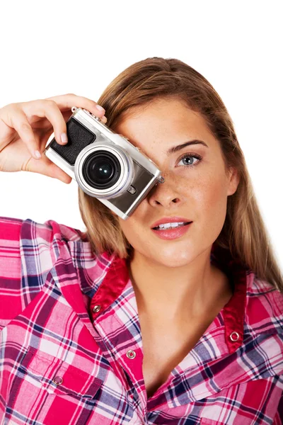 Jovem mulher sorrindo fazendo uma foto através de câmera de foto antiga — Fotografia de Stock