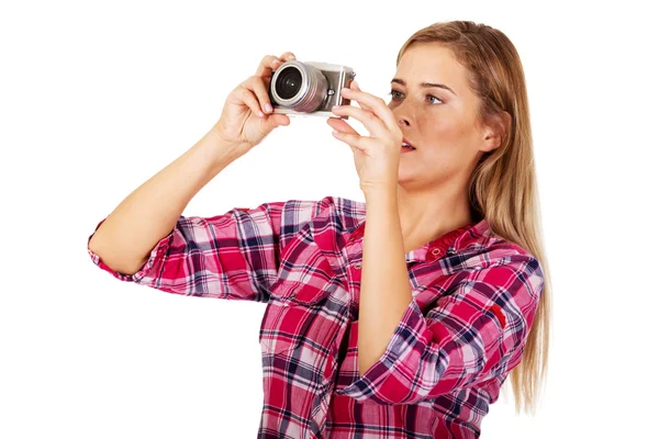 Jovem mulher sorrindo fazendo uma foto através de câmera de foto antiga — Fotografia de Stock