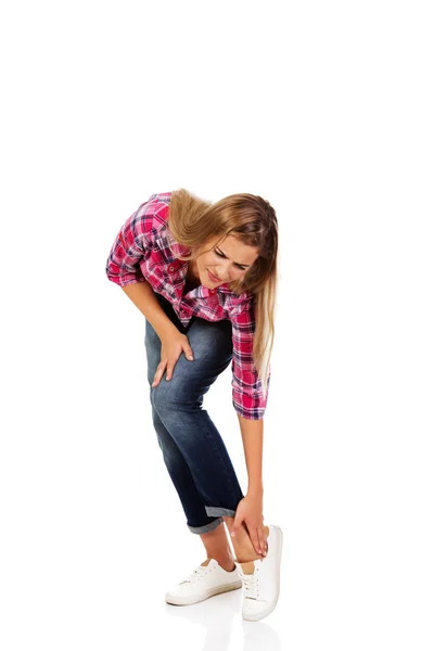 年轻妇女因踝关节疼痛 — 图库照片