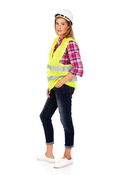 Jonge glimlach vrouwelijke bouwer in vest — Stockfoto