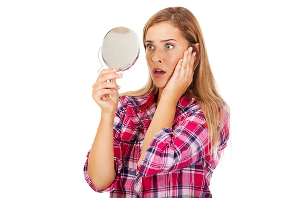 Šokovaná žena při pohledu do zrcadla — Stock fotografie