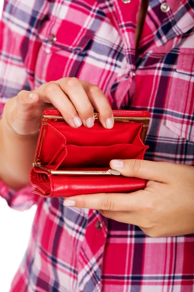 Frau mit roter leerer Brieftasche — Stockfoto