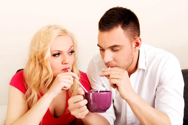 Linda pareja bebiendo de una taza — Foto de Stock