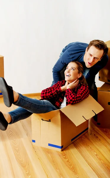 Lyckligt par har kul i nytt hem — Stockfoto