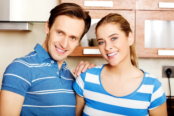 Adorável jovem casal de pé na cozinha — Fotografia de Stock