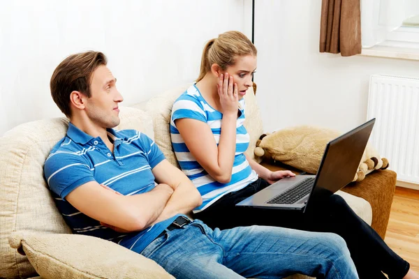 Concepto adicto al trabajo, pareja sentada en el sofá juntos — Foto de Stock