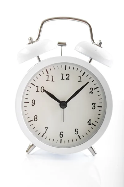 Relógio de alarme branco mostra 7 após 10 — Fotografia de Stock