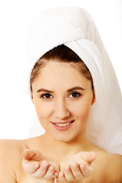 Krása ženy s turbanem ručník — Stock fotografie