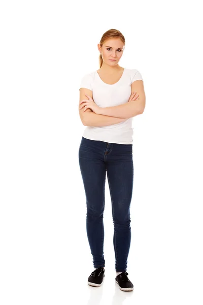 Jeune femme inquiète avec les bras croisés — Photo