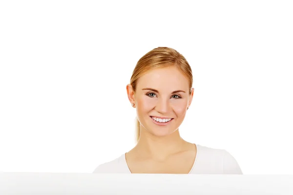 Mujer joven feliz con cartelera en blanco —  Fotos de Stock