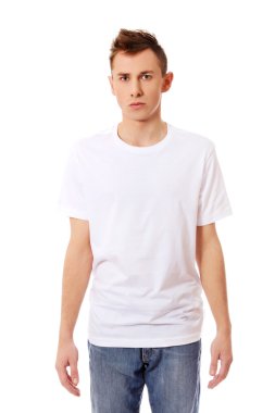 Genç adam beyaz T-shirt