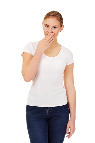 Giechelt jonge vrouw die betrekking hebben op haar mond met de hand — Stockfoto