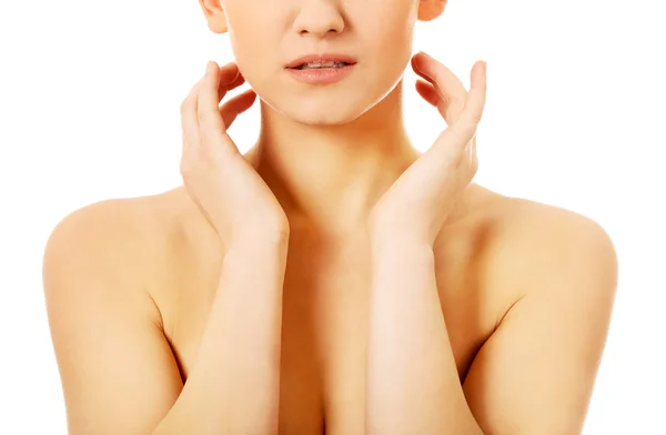 Polonahá štíhlá žena pokrývající její prsa — Stock fotografie