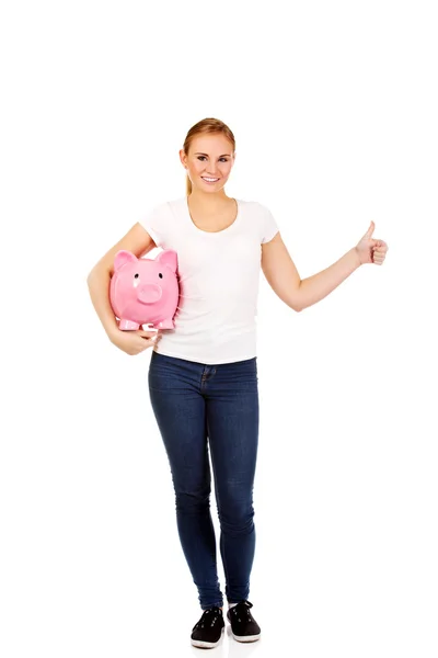 Boldog fiatal nő gazdaság Piggybank — Stock Fotó