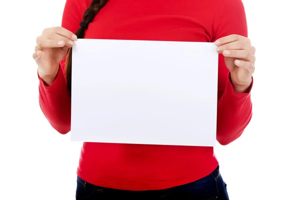 Młoda kobieta przytrzymanie puste pusty transparent biały — Zdjęcie stockowe