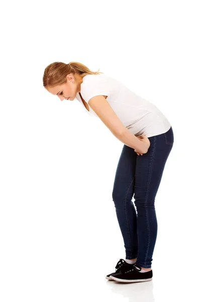 Jeune femme avec douleur à la cuisse — Photo