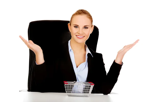 Sorria mulher de negócios com carrinho de compras na mesa — Fotografia de Stock
