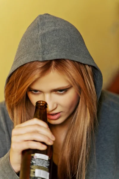 Mujer deprimida adolescente sentada en la escalera y bebiendo una cerveza — Foto de Stock