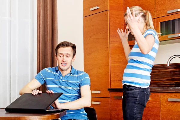 Man watching something on laptop, his wife is angry — Stock Photo, Image