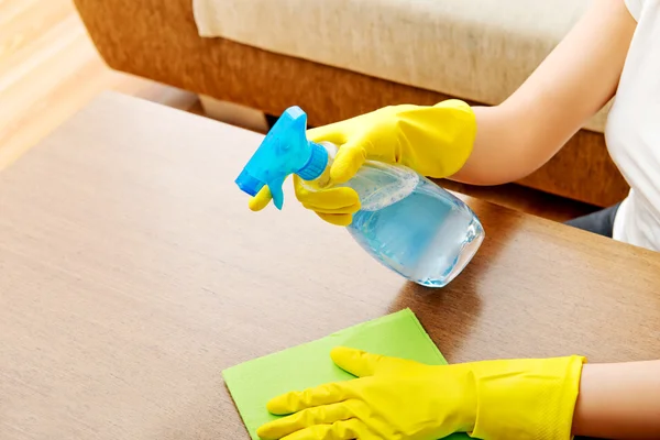 Mesa de limpieza de mujer joven en guantes amarillos — Foto de Stock