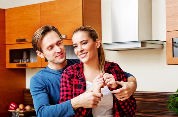 Casal jovem dançando e se divertindo na cozinha — Fotografia de Stock