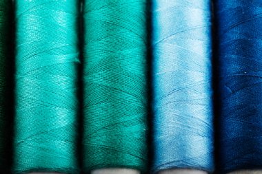 Arka planı renkli dikiş ipliği